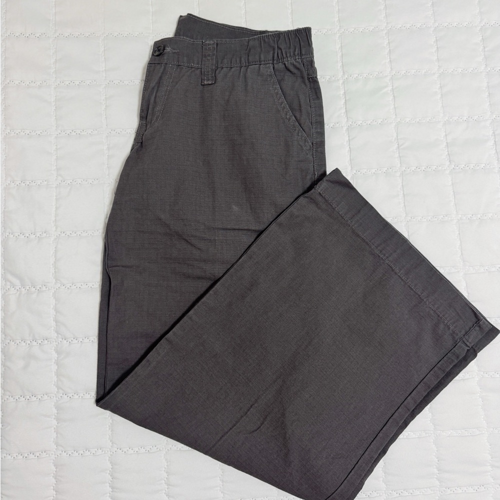 brandy melville low waisted cargo pants
one size, however probably fits 0-4